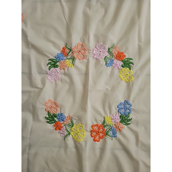 Vintage 60s tablecloth 6 napkins embroiderd , floral Design .67”x 67”. - Picture 7 of 10